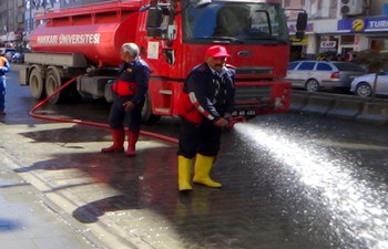 Hakkari'de cadde ve sokaklar yıkanarak temizleniyor