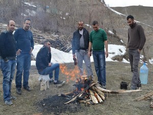 Kameramanlar piknik yaparak stres attı