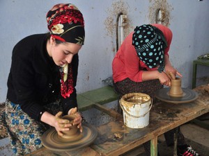 Kadınlar çamuru sanata dönüştürüyor