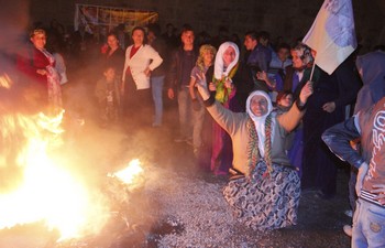 Hakkari'de ilk Newroz ateşi yakıldı
