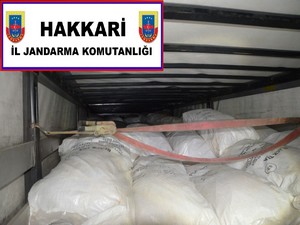 Çukurca'da jandarma 17 ton  kaçak çay ele geçirdi