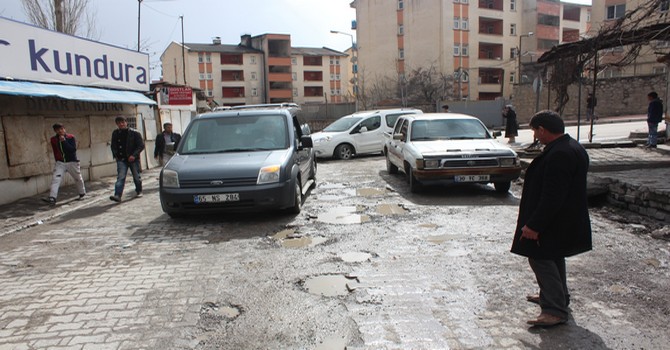 Caddelerde oluşan çukurlar trafiği olumsuz etkiliyor
