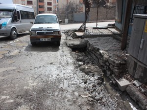 Atık su kanalı değil adeta çamur deryası