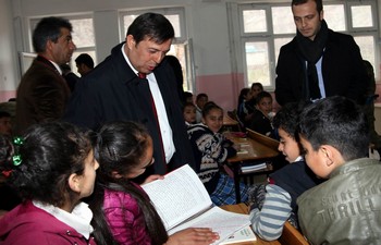 Vali Canbolat, köy ziyaretlerini sürdürüyor