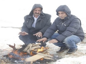 Hakkari'de Kar dağları böyle aşılıyor