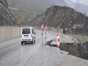 Şırnak-Hakkari karayolunda çökme meydana geldi