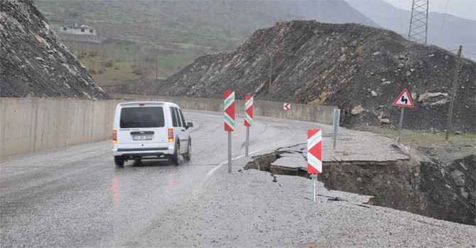 Hakkari Van karayolu çöktü