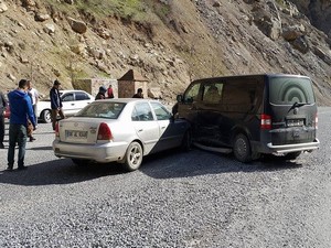 Hakkari-Çukurca karayolunda araçlar çarpıştı