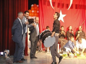 Emniyet mensupları sıra gecesinde stres attı