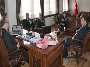 Holoğlu Vali Canbolat'ı makamında ziyaret etti