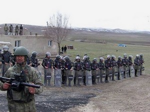 Askerler halkın çatışma bölgesine gitmesini engelledi