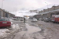 SANAYİ YOLU ÇAMURDAN GEÇİLMİYOR