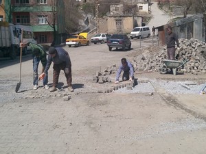 Hakkari'de parke taşı çalışmaları sürüyor