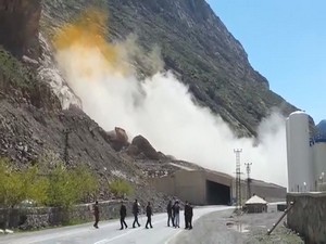 Hakkari'de geçit vermeyen kayalar böyle patlatıldı