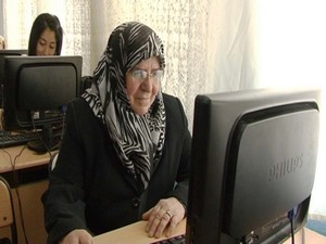 73 yaşında Facebook kullanıyor, bilgisayar kursuna gidiyor