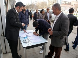 Yüksekovalılar havaalanına verilecek isim için stant açtı