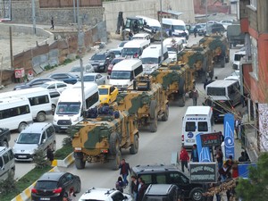 Sınır boylarına askeri yığınak sürüyor