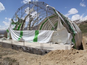 Başkale'de rüzgar bir çok ev ve iş yerinin çatısını uçurdu