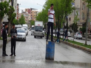 Büryan için bidonla iki kilometre yol katetti