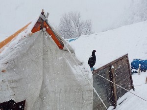 Kar yağışı yaylacıları mahsur bıraktı