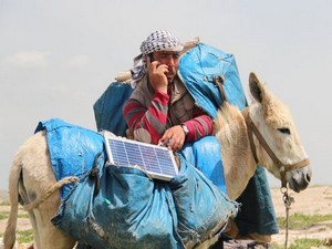 Telefonlarını eşek sayesinde şarj ediyorlar
