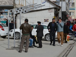 Hakkari'de oturma bankları kurulmaya başlandı