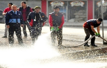 Yüksekova Belediyesi çarşı merkezinde temizleme çalışması