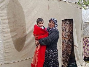 Yağışlara dayanmayan toprak ev çöktü