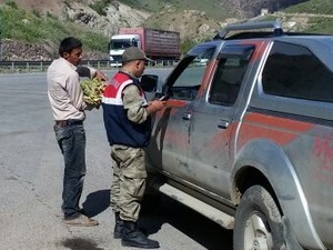 Jandarma kontrol noktası geçim kaynağı oldu