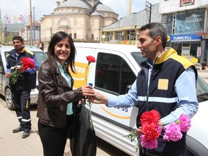 Yüksekova Metro kargo annelere gül dağıttı