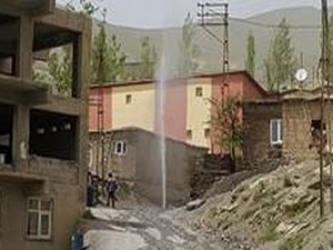 Hakkari'de su hattı borusu böyle patladı