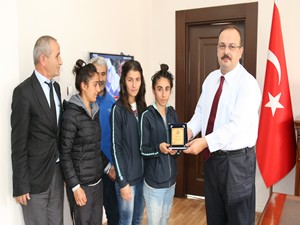 Bayan futbol takımı Vali Canbolat'ı ziyaret etti