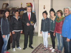 Sporcular'dan Hatso Başkanı'na teşekkür plaketi