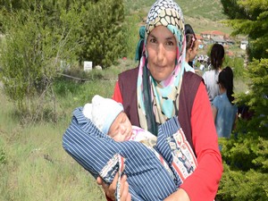 Yağmur duasına 32 günlük bebekle katıldı