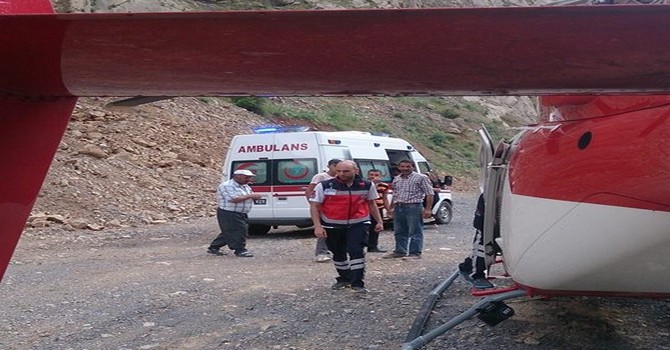 Derecik’te rahatsızlanan 83 yaşındaki hasta helikopter ambulansla Yüksekova’ya sevk edildi