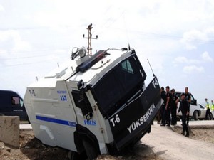 Yüksekova'da Toma aracı şarampole yuvarlandı