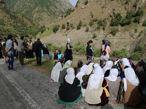 Zap suyu'a arac yuvarlandı 2 kayıp
