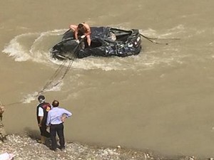 Hakkari'de bir araç Zap suyuna yuvarlandı 4 yaralı