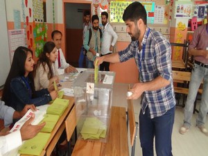 Hakkari huzurlu bir ortamda oy kullanıyor