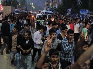 Hakkkari halkı zaferini kutluyor