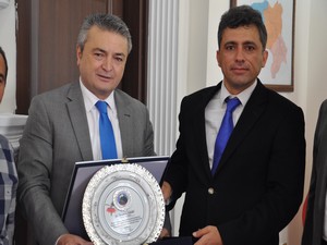 Yüksekova kaymakami Çenet’e şükran plaketi