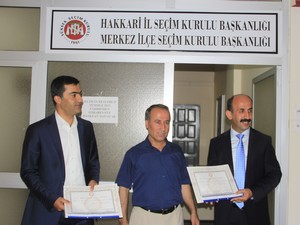 Hakkari HDP Milletvekilleri mazbatalarını aldı