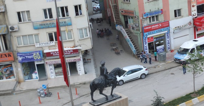 Hakkari’de Demirel için bayraklar yarıya indirildi