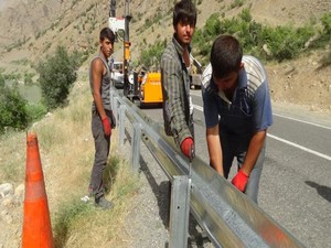 Hakkari-Çukurca karayolundaki ölüm yoluna bariyer