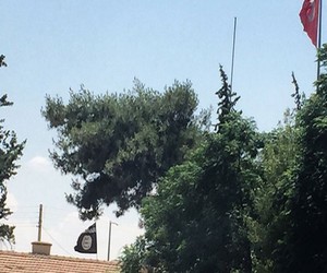 Sıfır Noktasında Türk ve IŞİD Bayrakları Yan Yana