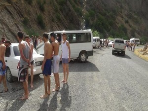 Gençler Kato dağı eteklerindeki “ şine deresini” plaja çevirdi