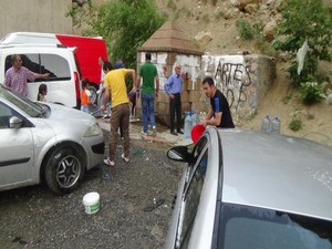 Vatandaşlar doğal kaynaklarda su ihtiyacını karşılıyor