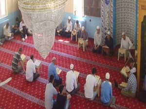 Camilerde okutulan mukabele'ye yoğun ilgi