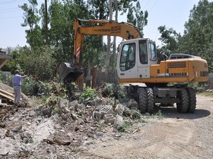 Yüksekova'da yol çalışmaları devam ediyor