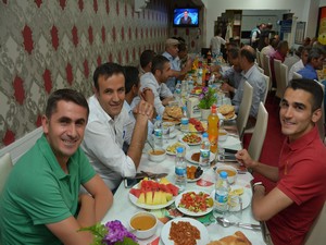 temizlik emekçileri yemekte buluştu